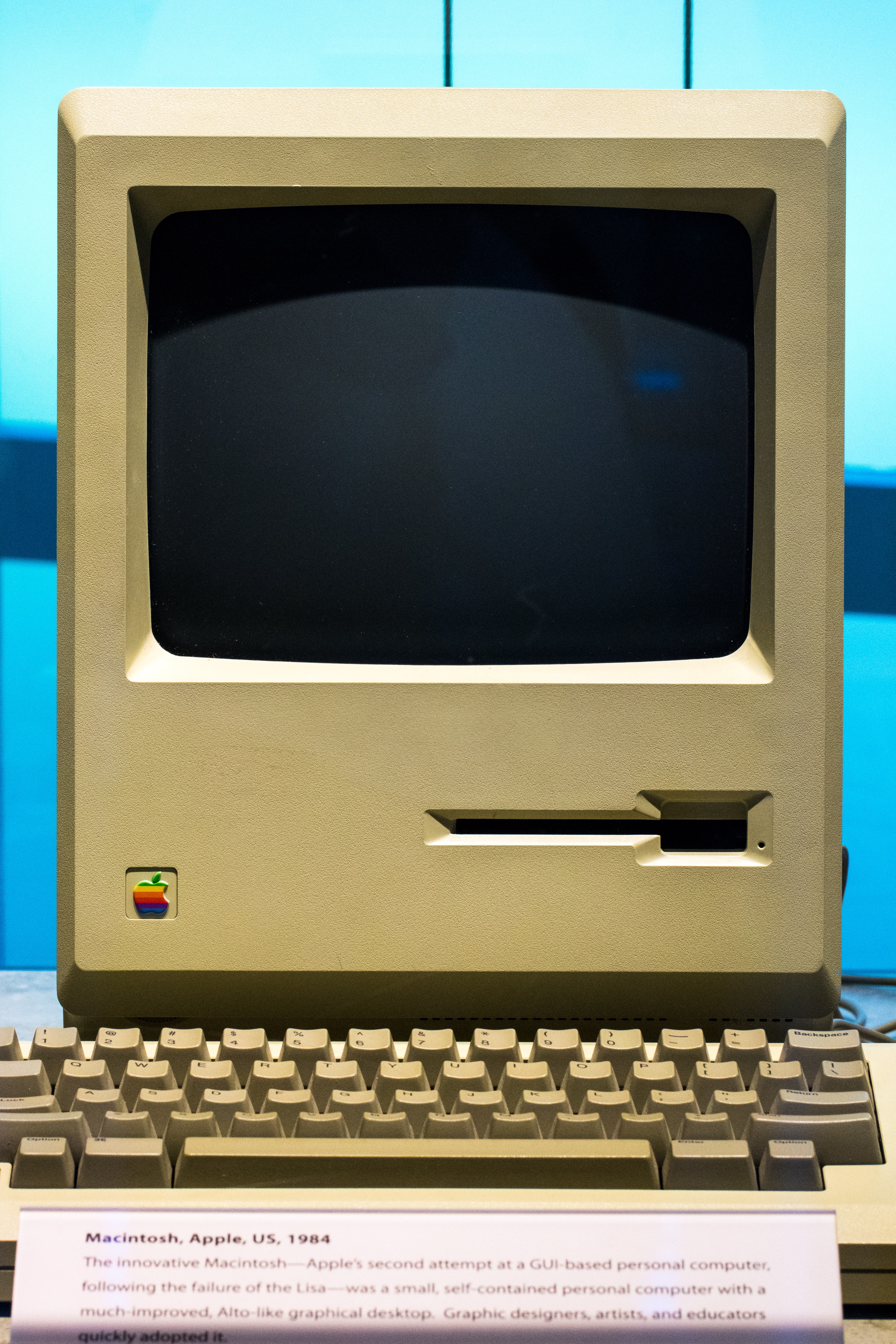 Zeigt einen 1984 Macintosh Computer von Apple